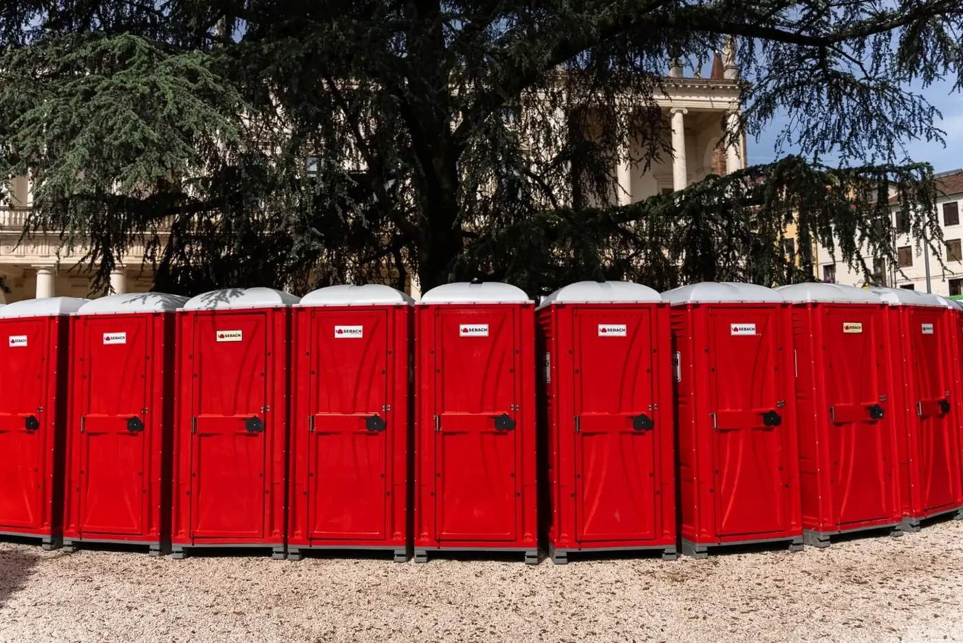 Bagni mobili Sebach allineati in piazza