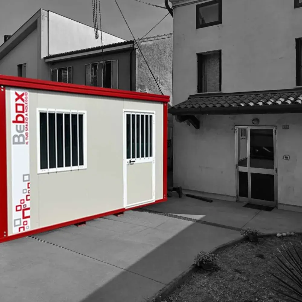 Monoblocco Bebox in un cortile privato