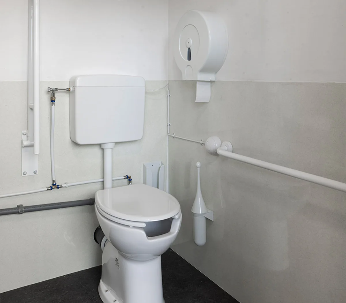 Bagno mobile Lodge in legno bianco posizionato in un'area verde